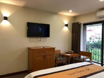 Zimmer mit Kingsize-Bett und Balkon — Moc Hoang Hotel